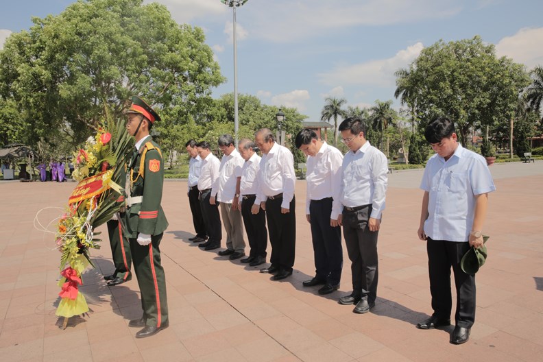 Phó Thủ tướng Thường trực dâng hương các liệt sỹ Thành cổ Quảng Trị - ảnh 1